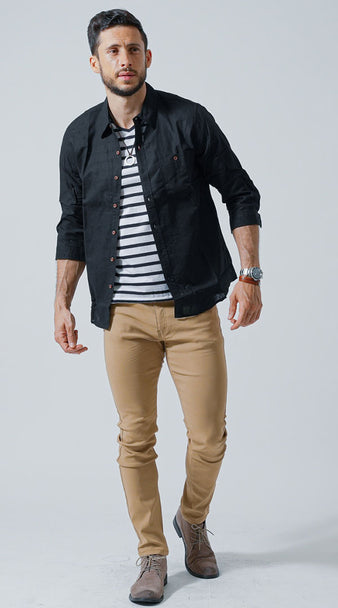 黒シャツ×ベージュズボンのおしゃれなコーデ