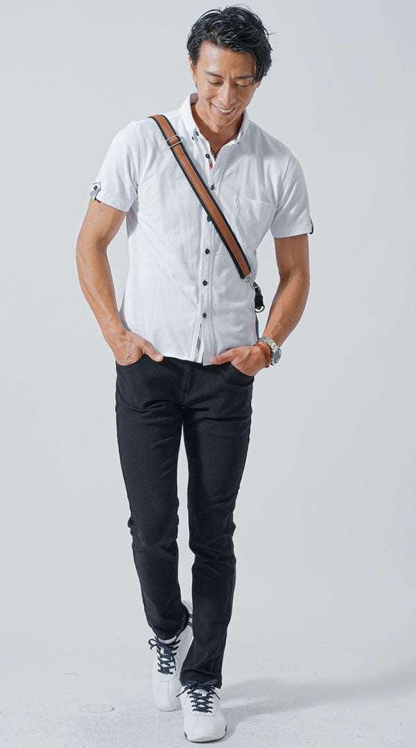 白半袖シャツ　黒テーパードパンツ　ダークグレーショルダーバッグ　snp_lx1159