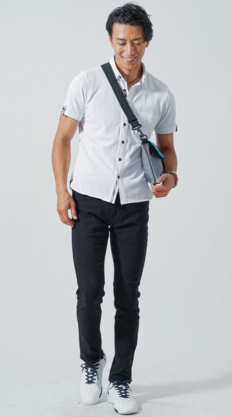 50代メンズにおすすめの白シャツと黒パンツでまとめた夏のUSJ服装例