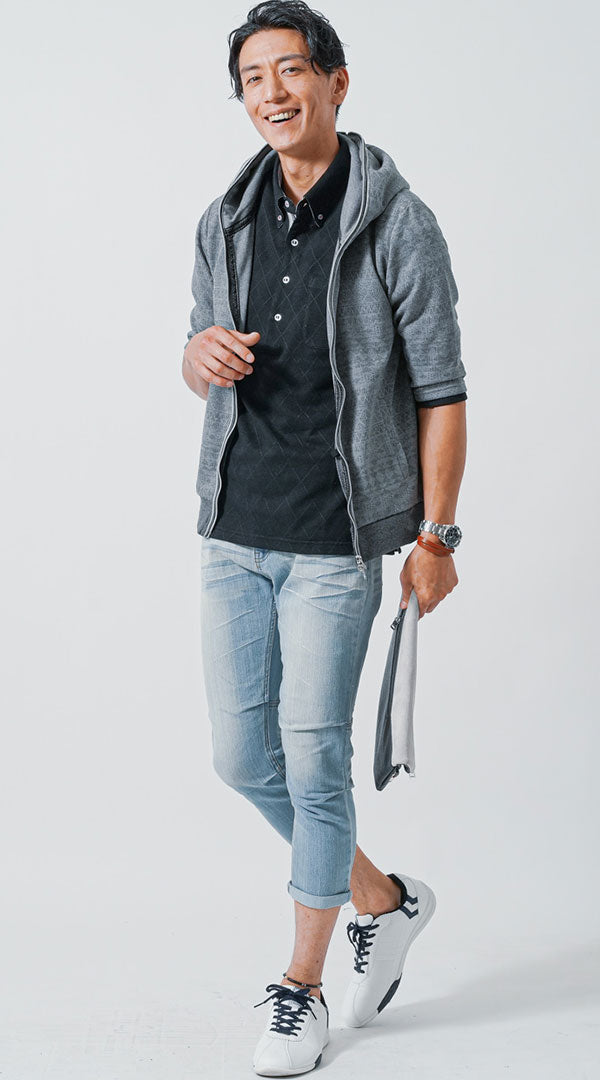 40代メンズにおすすめの黒ポロシャツとグレーパーカーを合わせた夏服コーデ