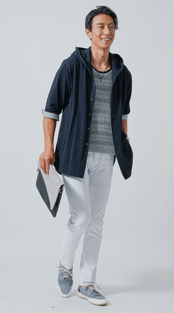 ネイビーの7分袖パーカーに透かし編みニットと白パンツを合わせた夏らしい涼感メンズコーディネート