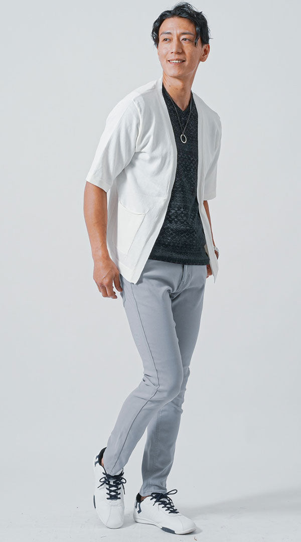 白カーディガン 黒Tシャツ グレーテーパードパンツ 白スニーカー 白カーディガン 黒Tシャツ グレーテーパードパンツ 白スニーカー