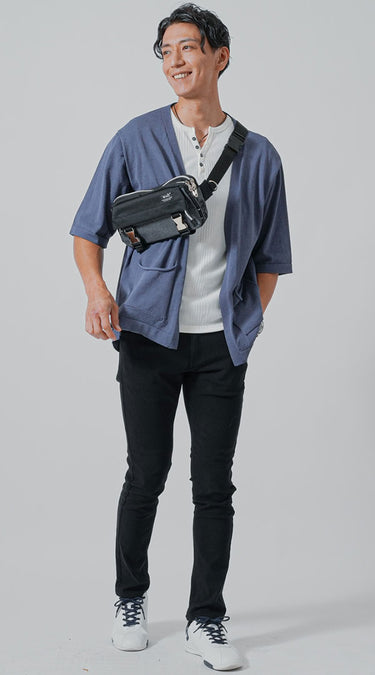 大人のメンズにおすすめのダークグレーボディバッグコーディネート