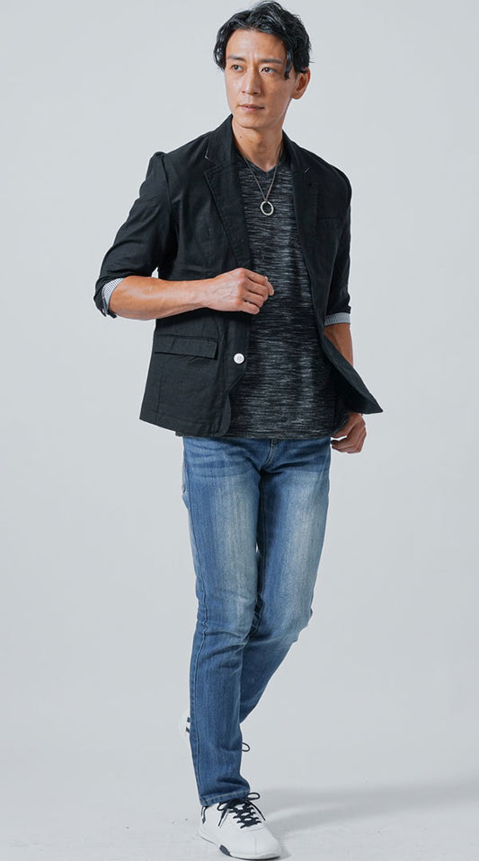 黒ジャケット　チャコールシャツ　ブルーデニムパンツ　白スニーカー　snp_lz0962