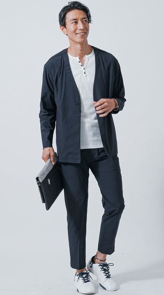 ネイビーのセットアップにPUレザー×スエード切り替えクラッチバッグを合わせた30代男性の大人コーデ