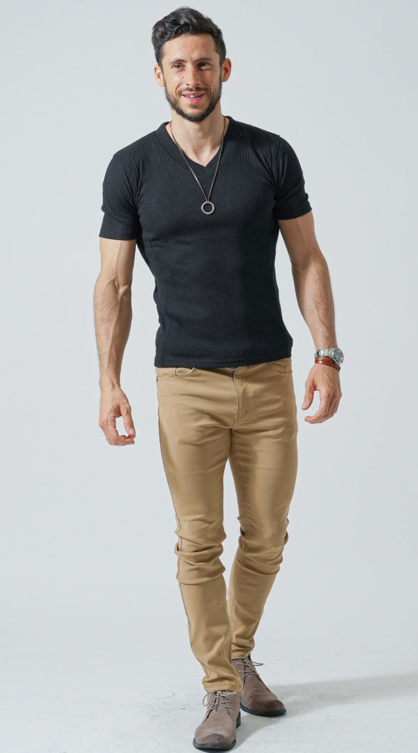 黒のリブTシャツとベージュパンツを合わせた夏のスマートなメンズカジュアルコーディネート