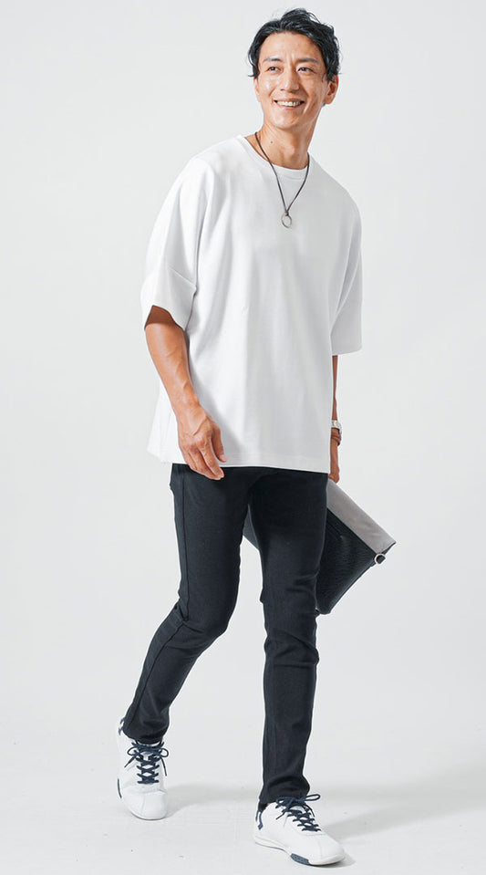 白Tシャツ　黒テーパードパンツ　白スニーカー　snp_mb0999