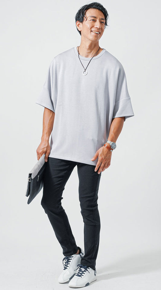 グレーTシャツ　黒テーパードパンツ　白スニーカー　snp_mb0974