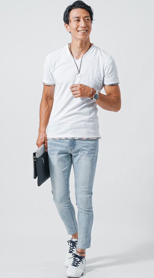 白Tシャツと冷感スキニーデニムを合わせたメンズの涼しい夏用デニムコーデ