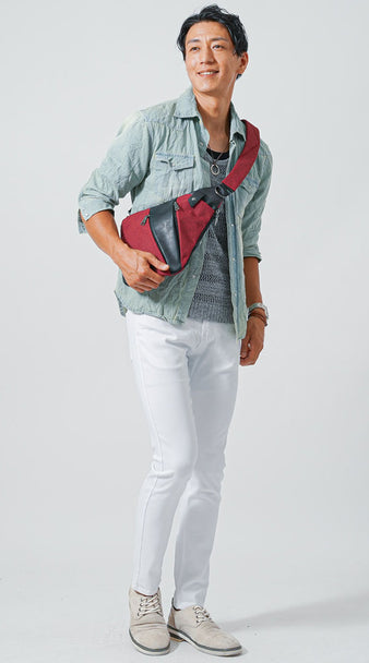 メンズのワインレッドバッグと白パンツを合わせた夏の爽やかな色合わせコーデ