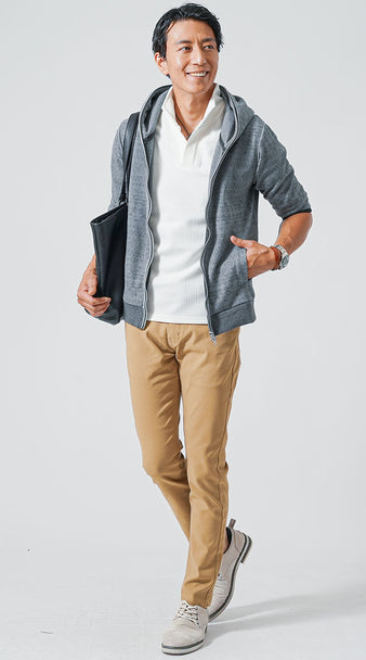 メンズにおすすめの黒トートバッグを合わせたグレーパーカー×ベージュチノパンの休日カジュアルコーデ