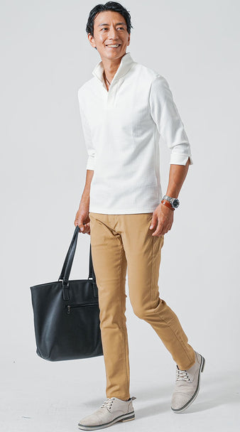 白ポロシャツと明るめベージュパンツでまとめたシンプルで涼しげな夏の大人カジュアルコーデ