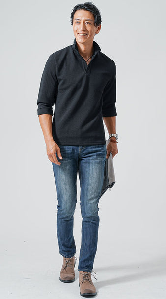 黒の七分袖ポロシャツと深いインディゴデニムを組み合わせた品のあるカジュアルコーディネート