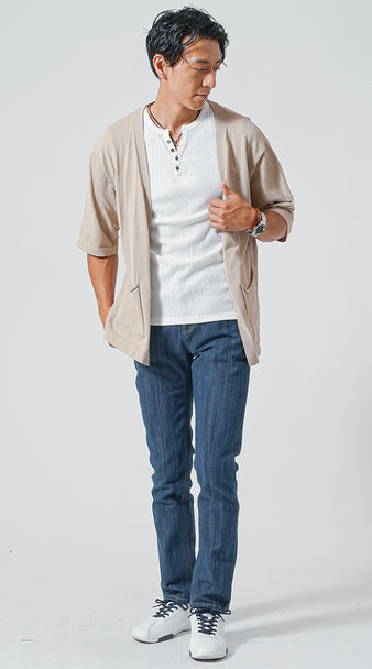 メンズにおすすめのベージュカーディガンと白ヘンリーネックTシャツの衣替えコーデ