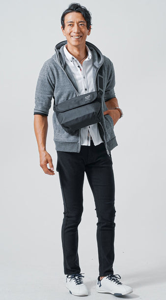 メンズにおすすめのショルダーバッグを使った白シャツ×パーカーのデートコーデ