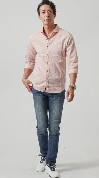 ピンクの長袖シャツと濃紺デニムを合わせた大人の夏カジュアルコーデ