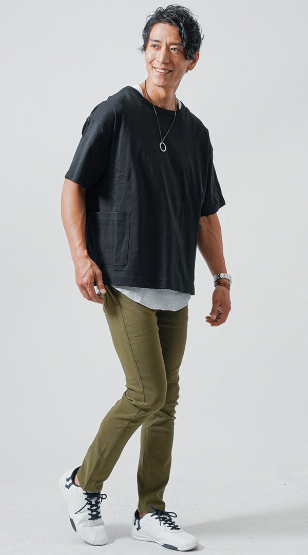 緑のズボン×黒カラーのコーデ