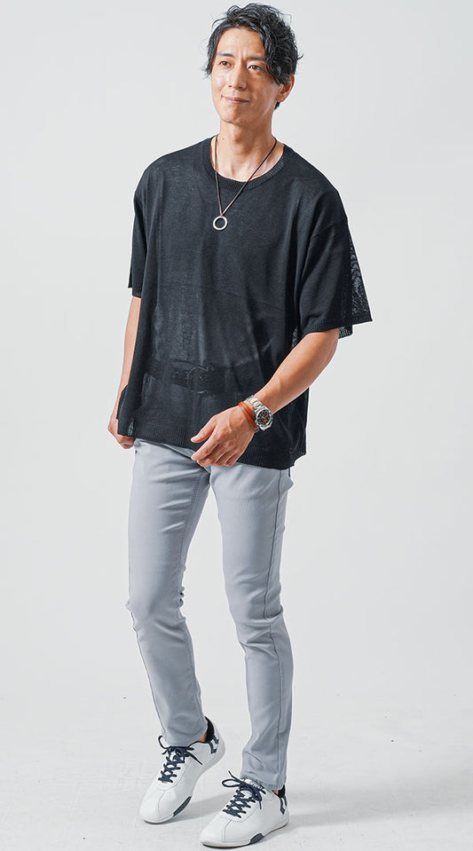 黒Tシャツ　グレーパンツ　白スニーカー　snp_me1624