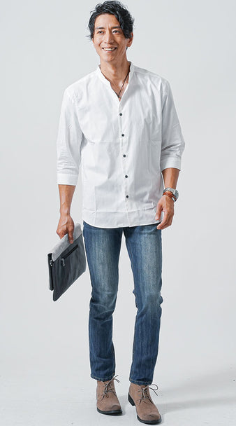 白のバンドカラーシャツと濃紺デニムを合わせた夏のメンズコーデ例