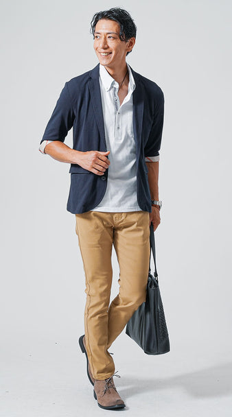 ネイビーテーラードジャケット×白ポロシャツ