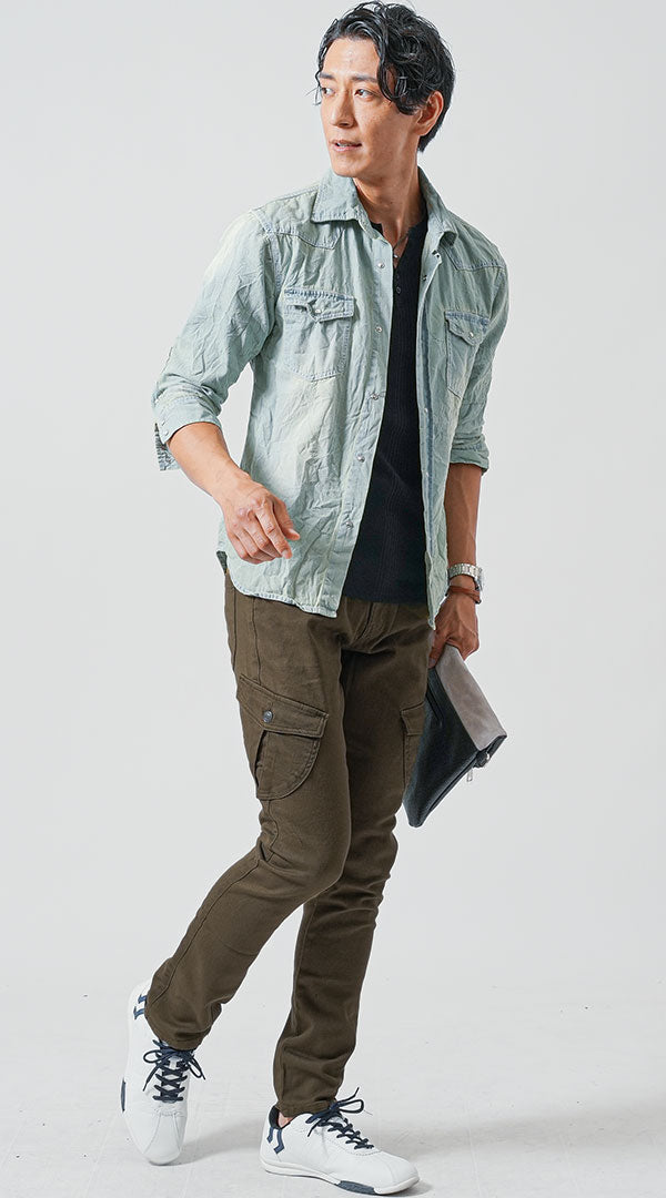 メンズの緑のカーゴパンツに白スニーカーと薄手シャツを合わせた夏の軽やかコーディネート