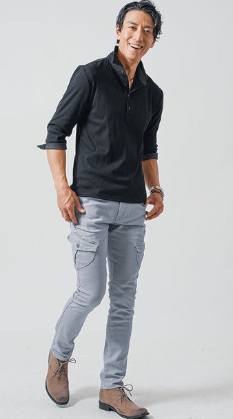 黒ポロシャツとグレーカーゴパンツのきれいめカジュアルコーデ