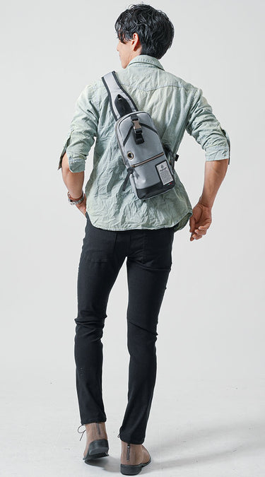 40代メンズにおすすめのグレーボディバッグコーディネート