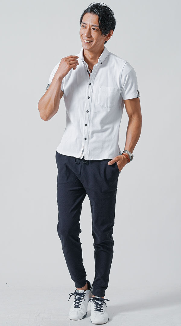 メンズの白シャツと黒ジョガーパンツを合わせた大人カジュアルコーディネート