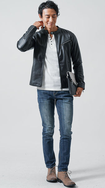 メンズの白スリムフィットTシャツとレザージャケットの大人カジュアルコーデ
