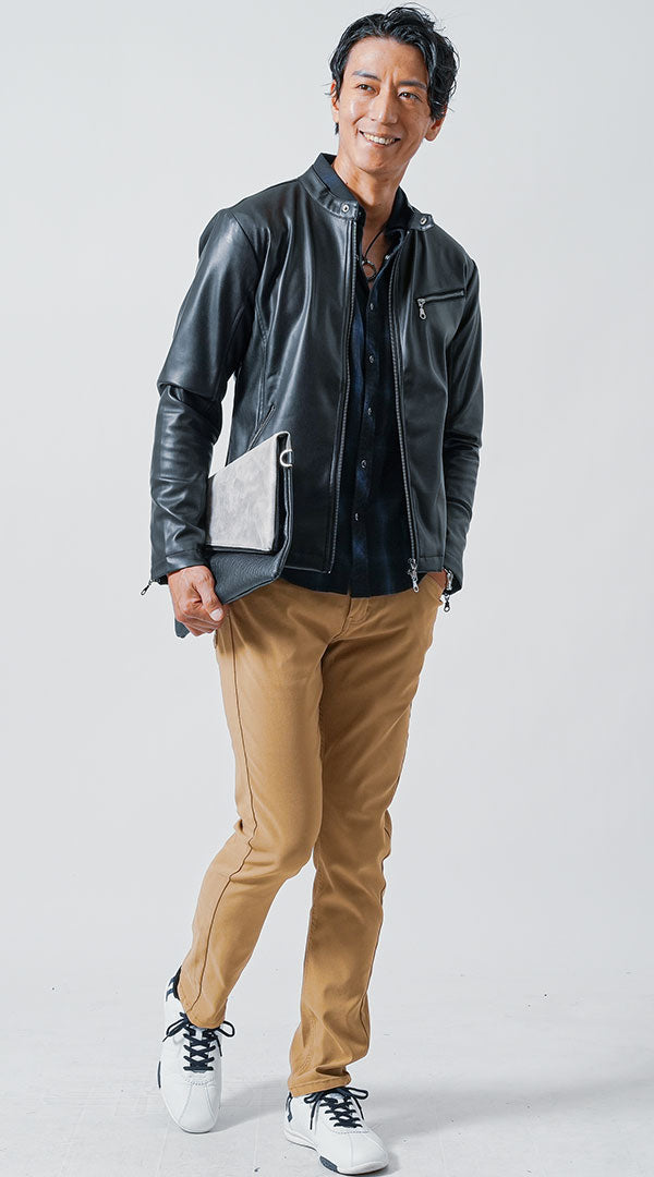 黒ライダースジャケット　ブルーチェックシャツ　ベージュパンツ　コーデ メンズ 40代 50代 30代 春 秋 カジュアル