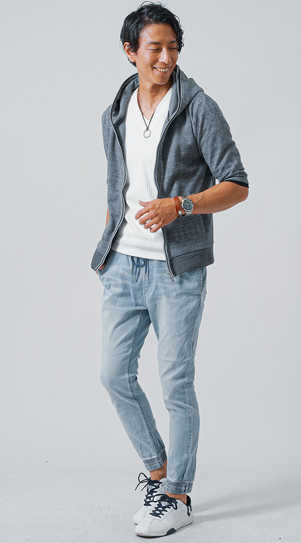 メンズのジョガーパンツに白スニーカーを合わせた爽やかで清潔感のあるコーディネート