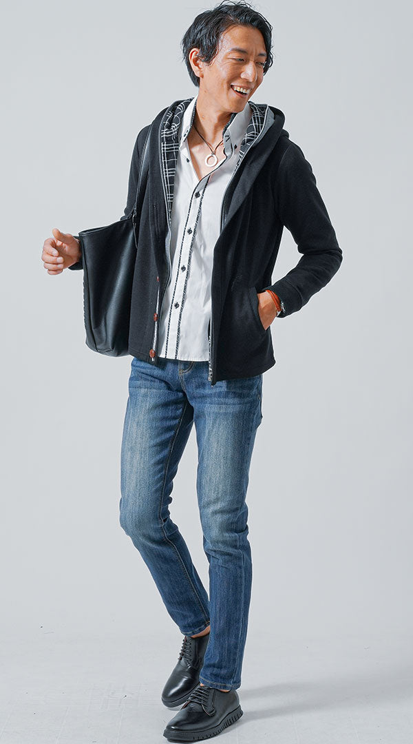 50代メンズにおすすめの黒スニーカーとパーカーを合わせたモノトーンデニムコーディネート