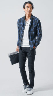 清潔感と男らしさのある40代メンズの黒スキニーパンツコーディネート