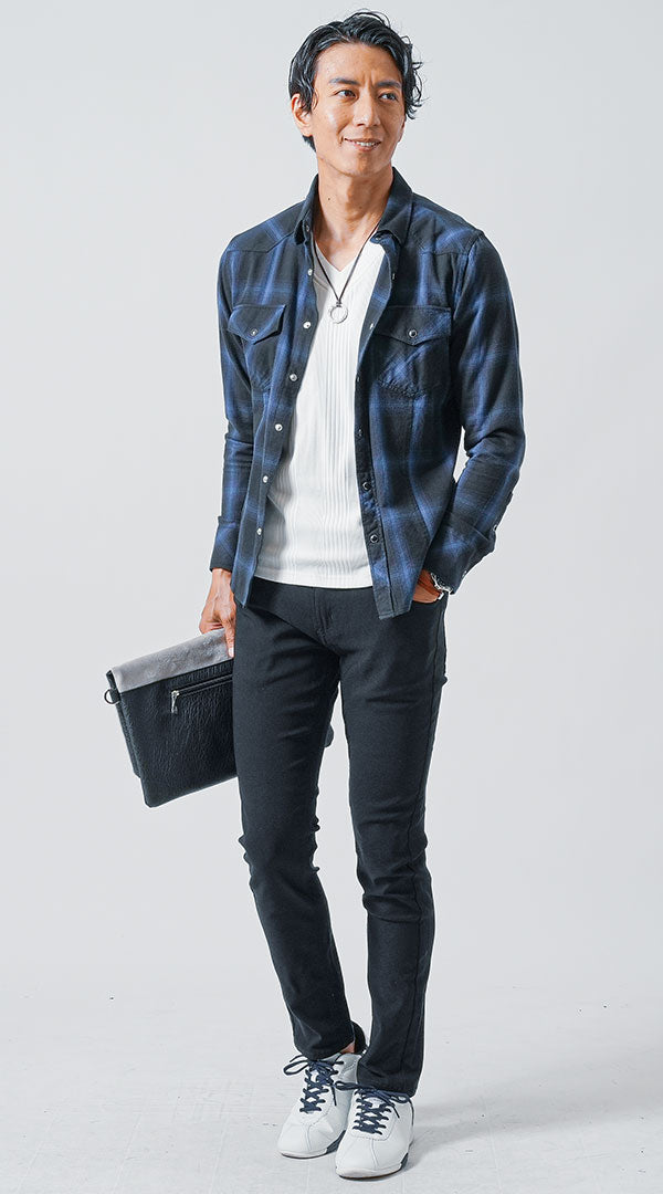 黒チノパン×ブルーチェックシャツ×白Tシャツのメンズコーディネート