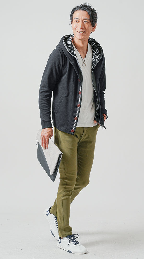 メンズにおすすめの黒パーカーとカーキパンツの秋コーデ