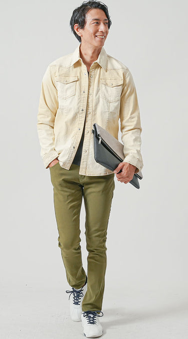 ベージュシャツのメンズコーデ