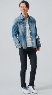 デニムシャツに合う黒・ベージュ・グレーのチノパンを使ったお手本コーデ