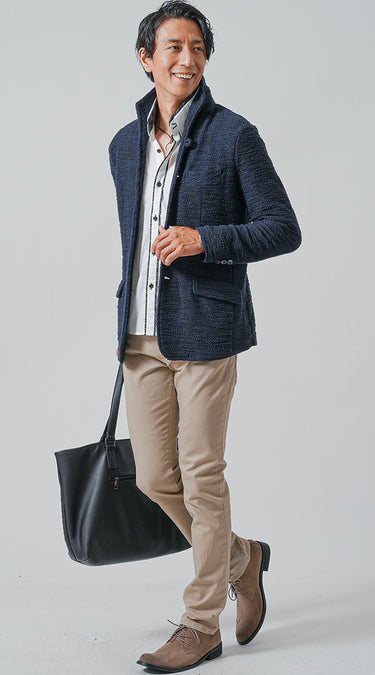 メンズにおすすめのベージュパンツ×ネイビーのコーデ例