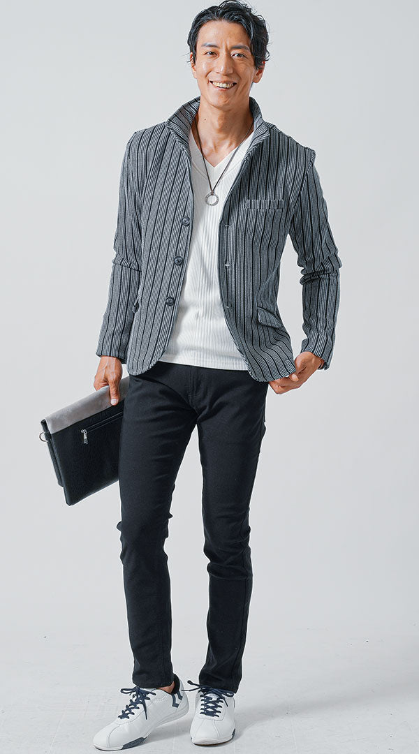 40代メンズにおすすめのストライプジャケットと黒テーパードパンツの学校行事向けコーデ