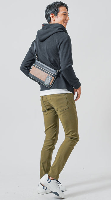 カーキパンツ×黒シャツ・黒Tシャツ・黒パーカーのメンズコーデ