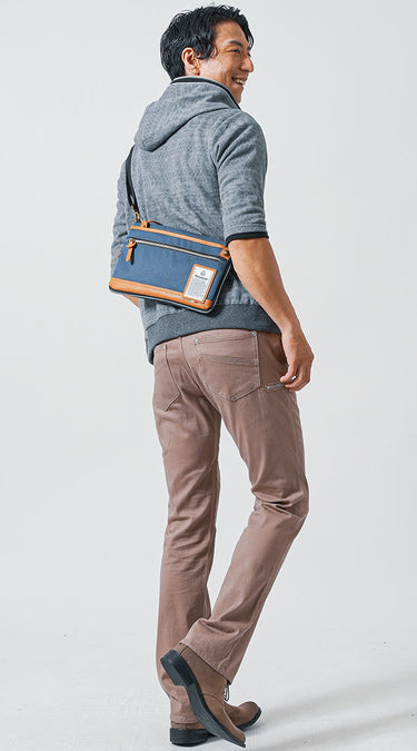 ブーツカットパンツにパーカーを合わせたこなれ感のあるコーディネート