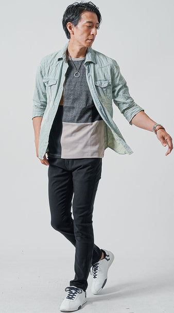 デニムシャツ×ブラックパンツの旅行・レジャーコーデ例 メンズ