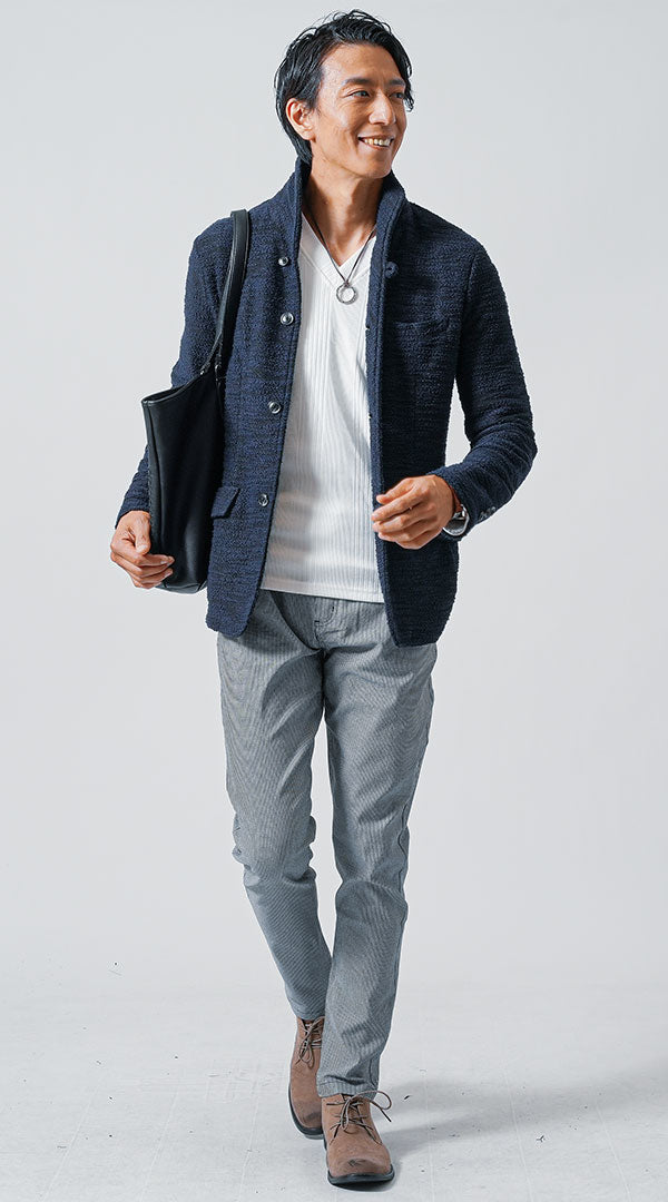 メンズにおすすめのネイビージャケットとグレーテーパードパンツで細身体型をスタイルアップするIラインコーデ
