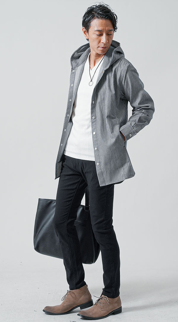 黒チノパン×ネイビーパーカーのメンズコーディネート例