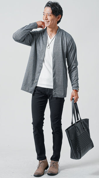 メンズにおすすめの編み込みデザインPUレザートートバッグを合わせた黒カーディガンの休日コーデ