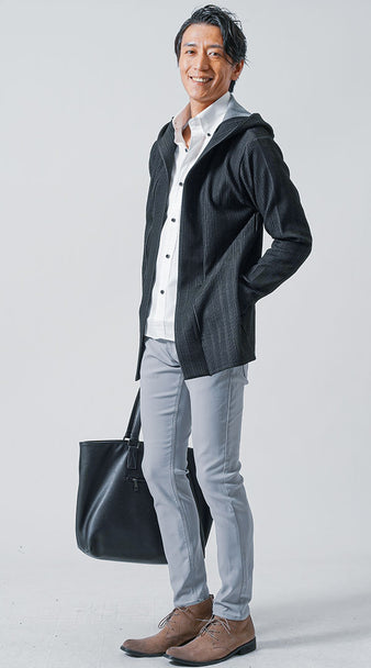 メンズのフード付きカーディガンブラック白シャツグレーパンツコーデ