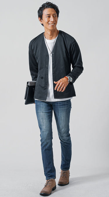 丸首Tシャツとカーディガンのコーディネート画像