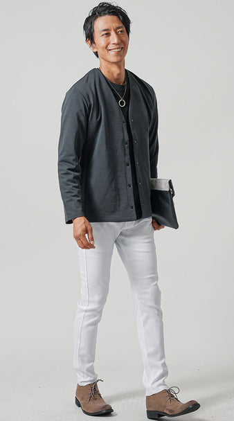 ダークカーデでまとめる余裕の白スキニー