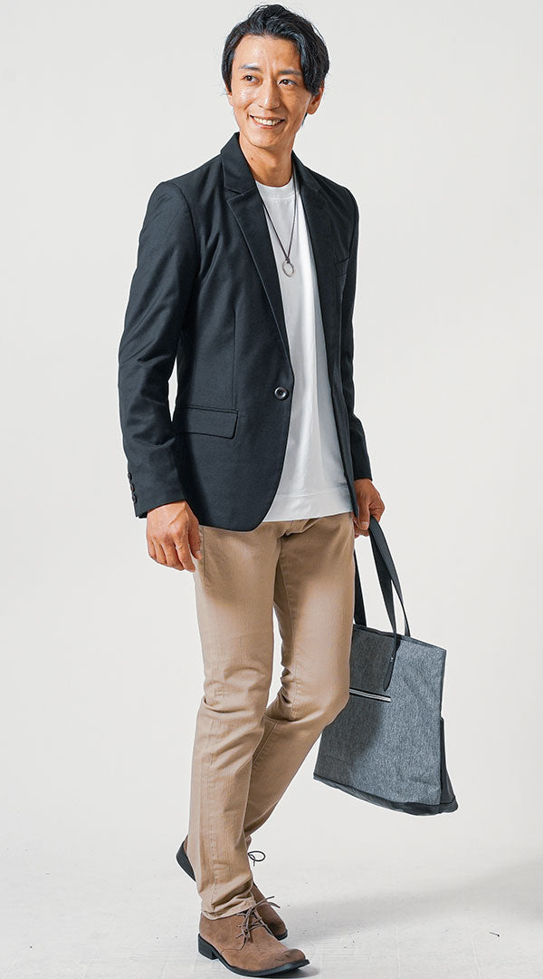 ジャケットのインナーに長袖Tシャツ(クルーネック)を着た画像