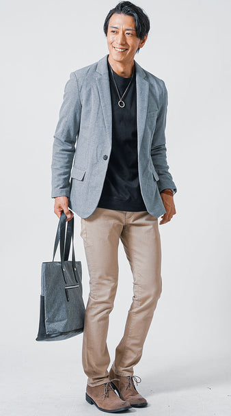 30代メンズにおすすめの秋の夜景デート向けグレージャケットとベージュパンツのコーデ